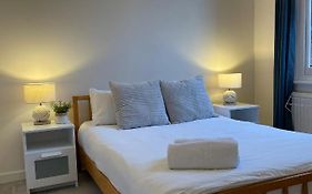 Spacious 2 Bedroom Apartment With Garden